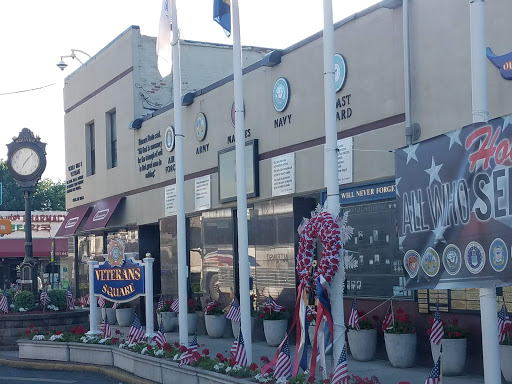 Shopping Mall «Oaktree Mall Shopping Center», reviews and photos, 2024 Center Ave n, Fort Lee, NJ 07024, USA