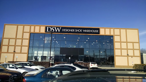 DSW Designer Shoe Warehouse, 357 Old Country Rd, Carle Place, NY 11514, USA, 