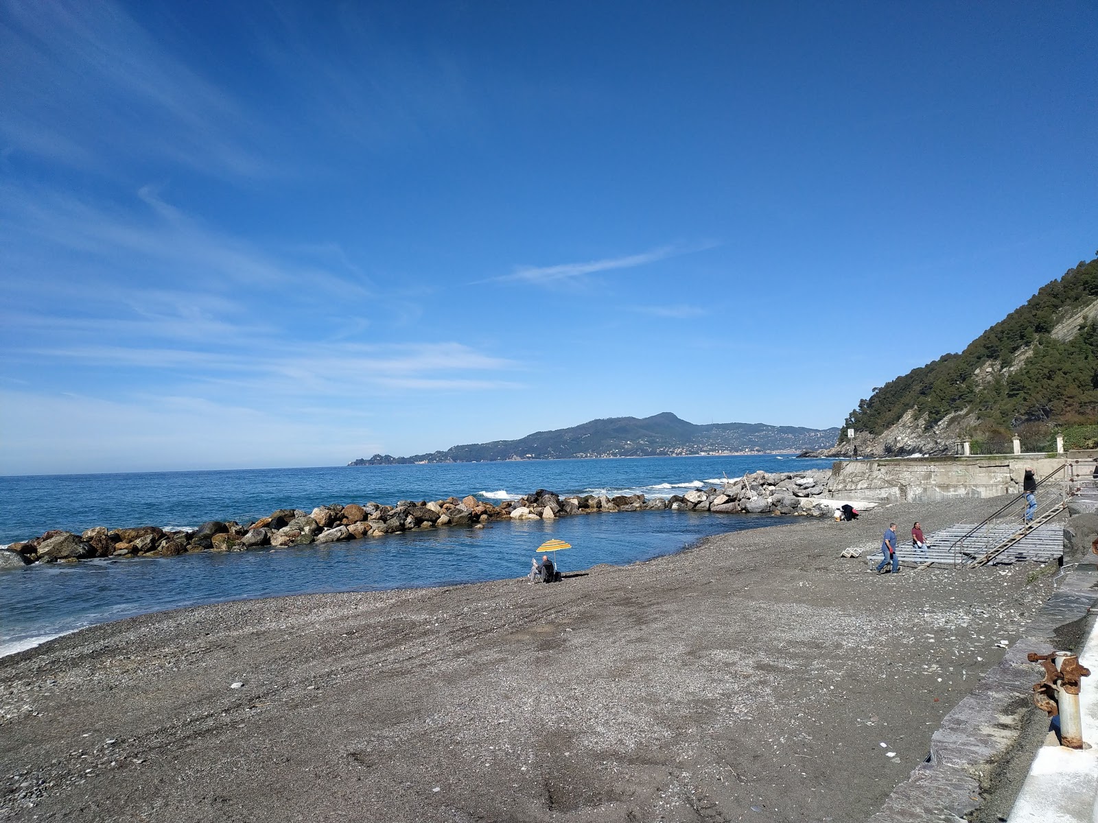 La spiaggia di Preli a Chiavari的照片 带有蓝色纯水表面