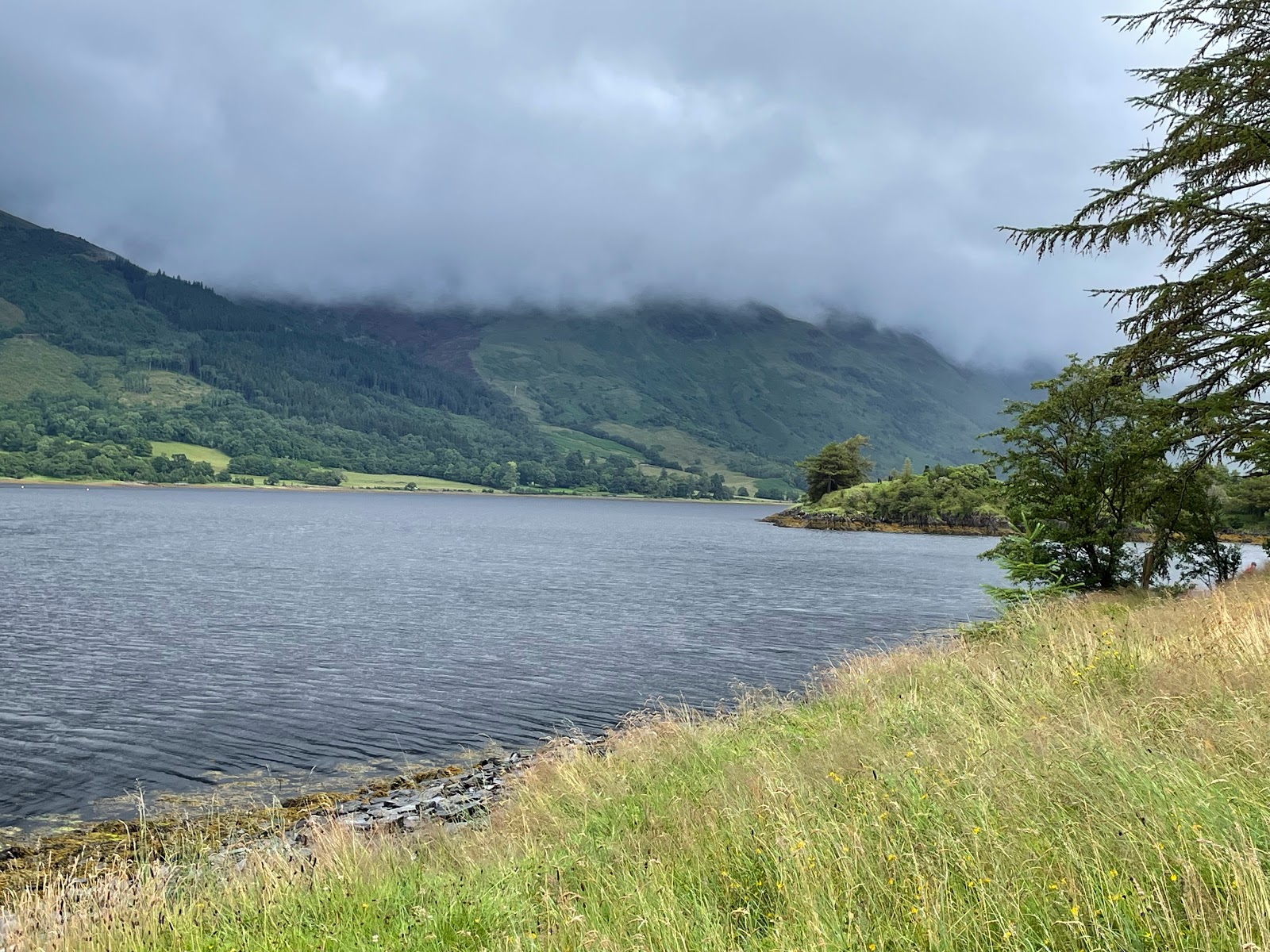 Zdjęcie Ballachulish Beach poparte klifami