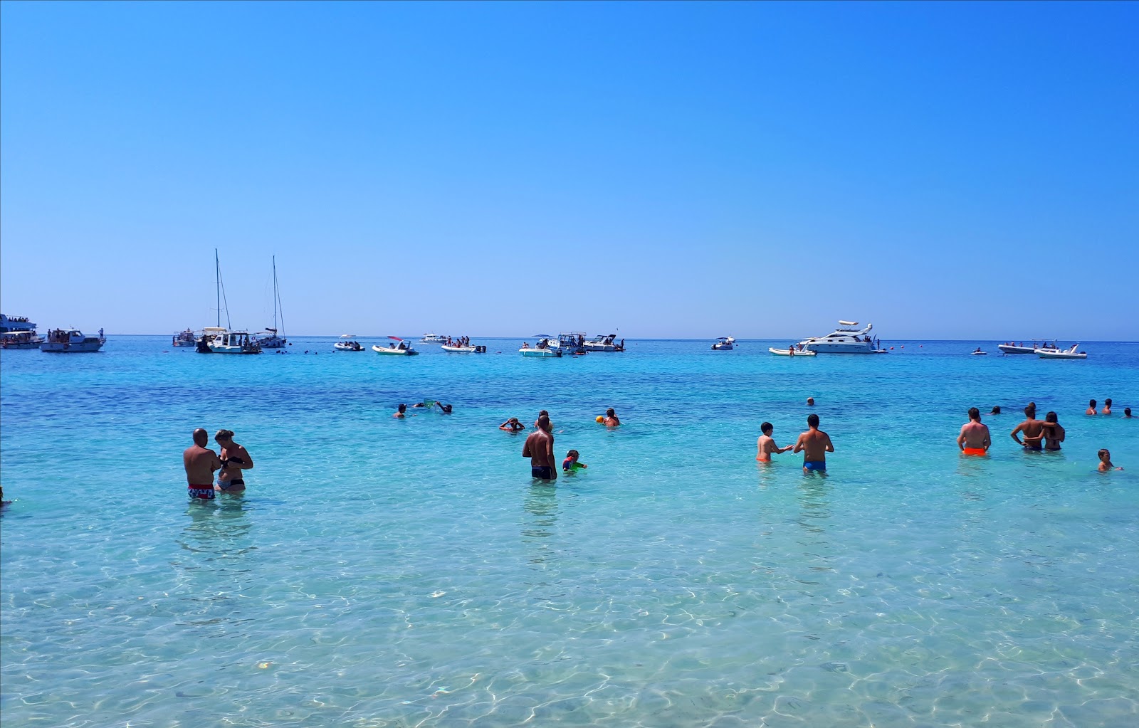 Fotografie cu Scogliera Cala Azzurra - locul popular printre cunoscătorii de relaxare