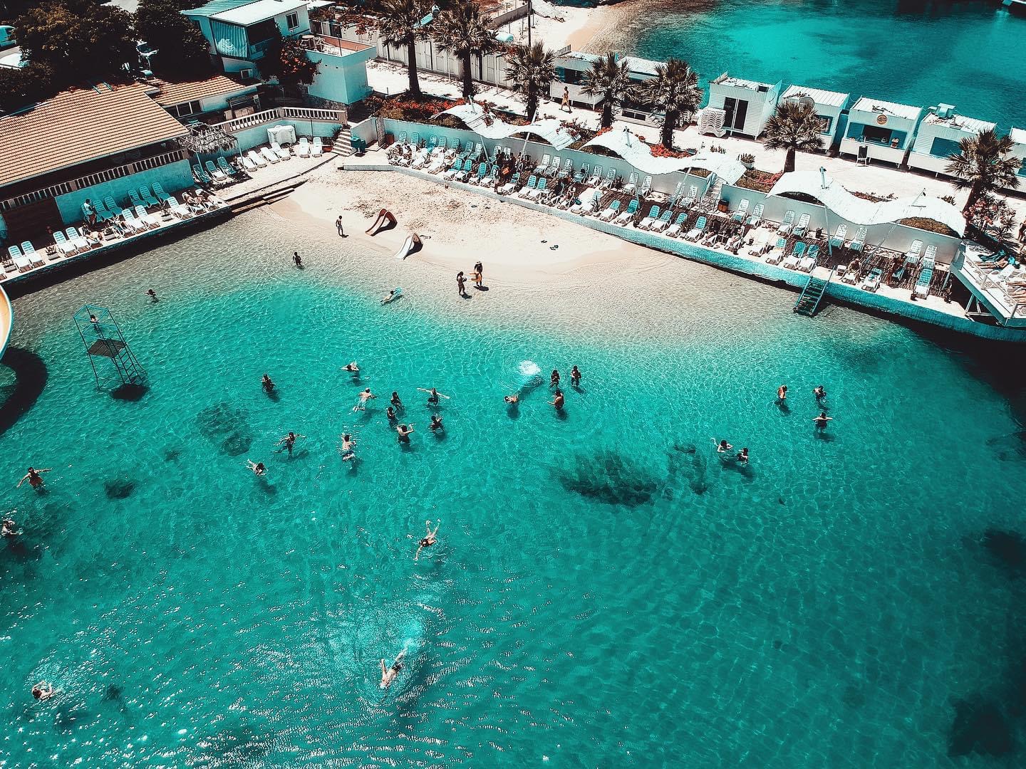 Rocca Marina Plajı'in fotoğrafı uçurumlarla desteklenmiş