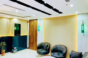 Dentist-Tarik Dental Clinic مركز الدكتور طارق المسعود التخصصي لطب الأسنان image