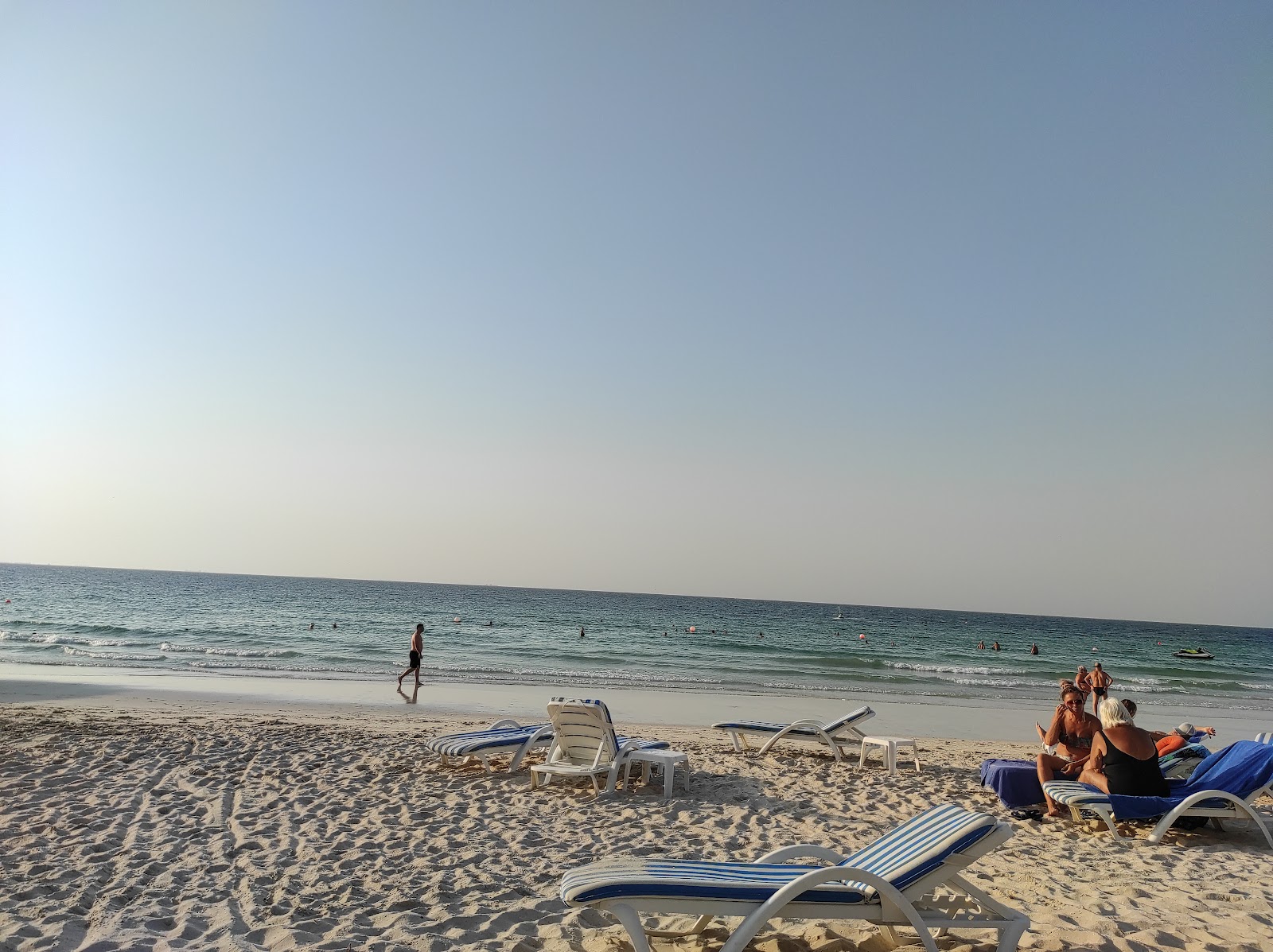 Foto de Ajman beach II con bahía mediana