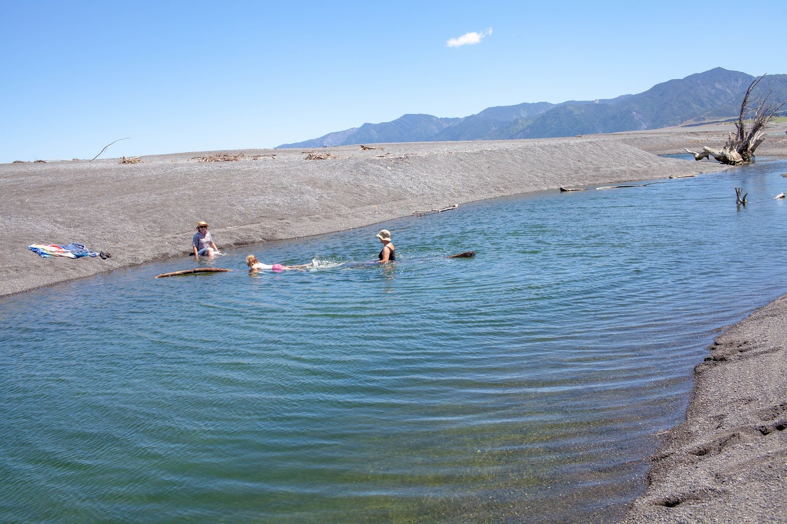 Foto di Lake Ferry Beach con molto pulita livello di pulizia
