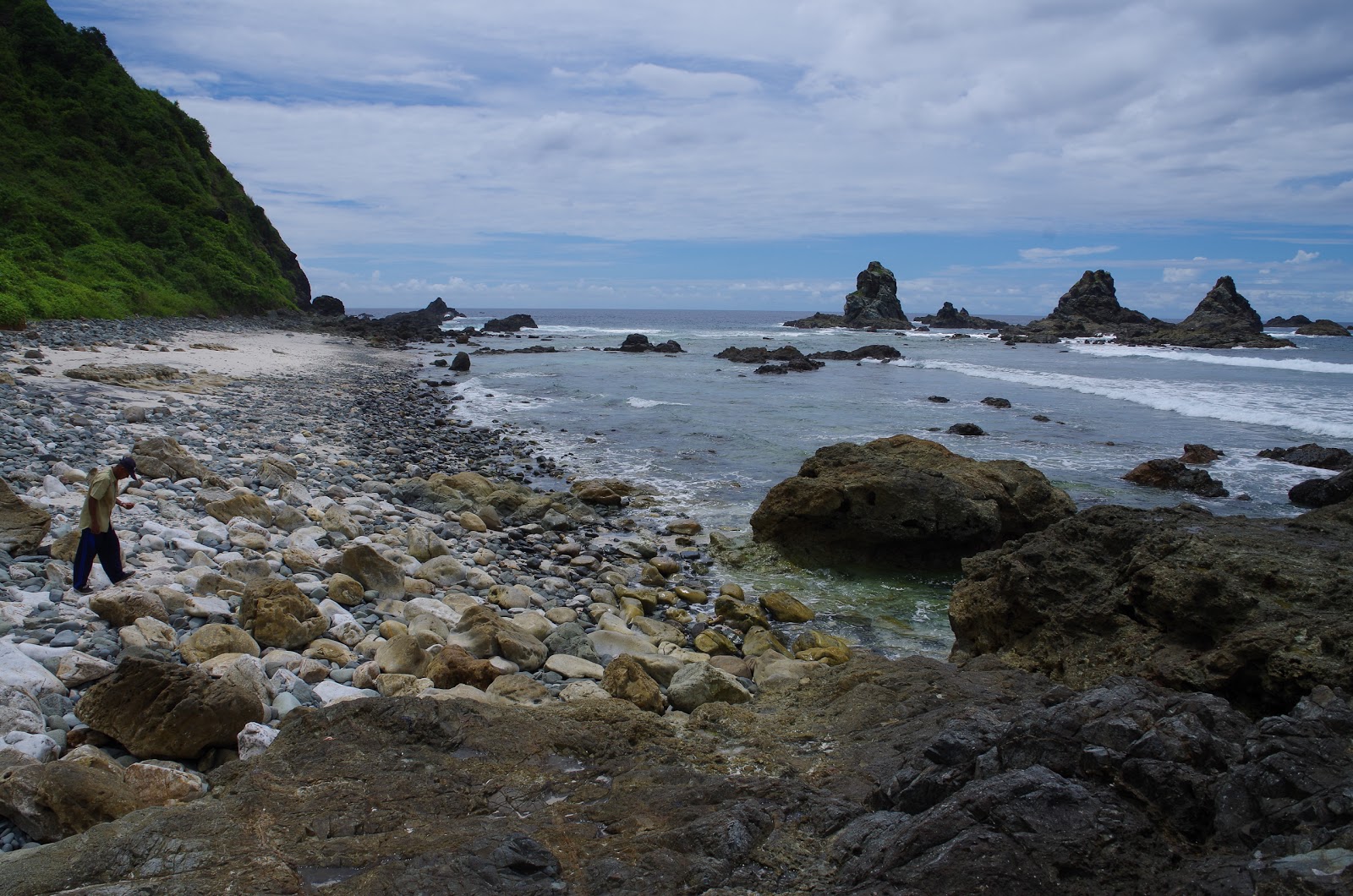 Foto di Batu Bereng Beach con una superficie del acqua cristallina