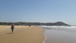 Foto von Gokarna Main Beach von Klippen umgeben