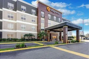 La Quinta Inn & Suites by Wyndham Tampa Central image