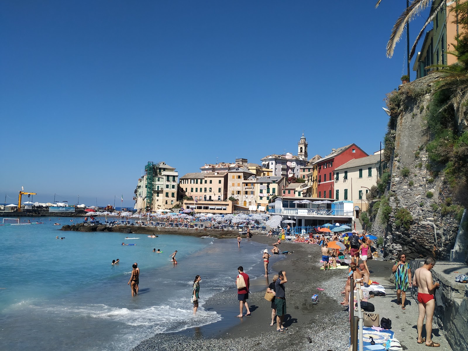 Spiaggia di Bogliasco的照片 带有蓝色纯水表面