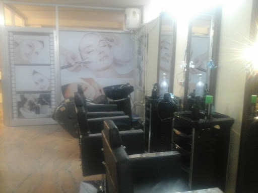 Cute Cut Unisex Saloon