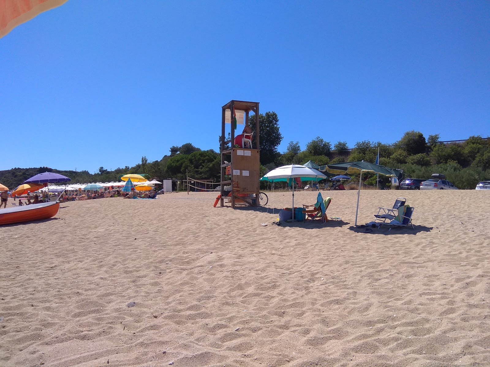 Fotografie cu Sarakina beach sprijinit de stânci