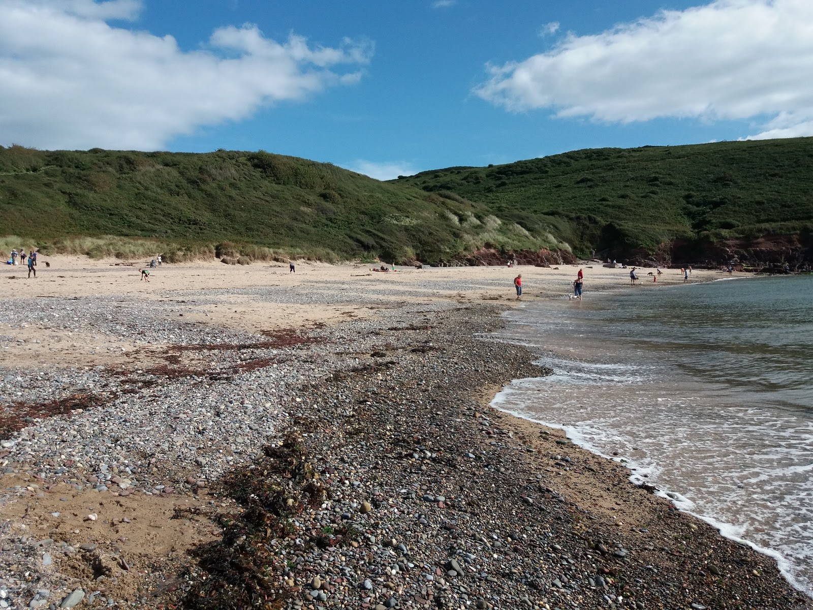 Foto de Playa de Manorbier con arena beige y guijarros superficie