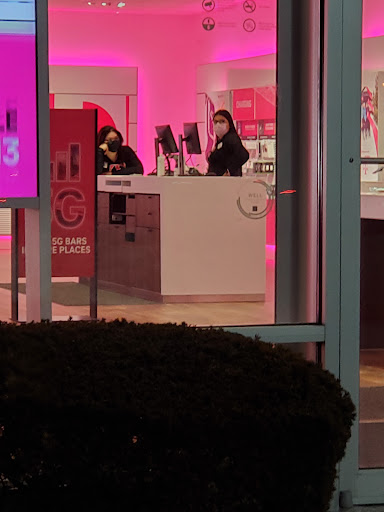 Cell Phone Store «T-Mobile», reviews and photos, 801 Butterfield Rd Suite 101, Wheaton, IL 60187, USA