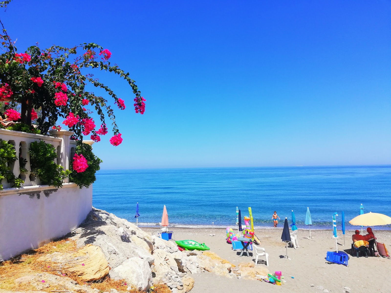 Fotografija Mirto beach z harmaa hiekka ja kivi površino