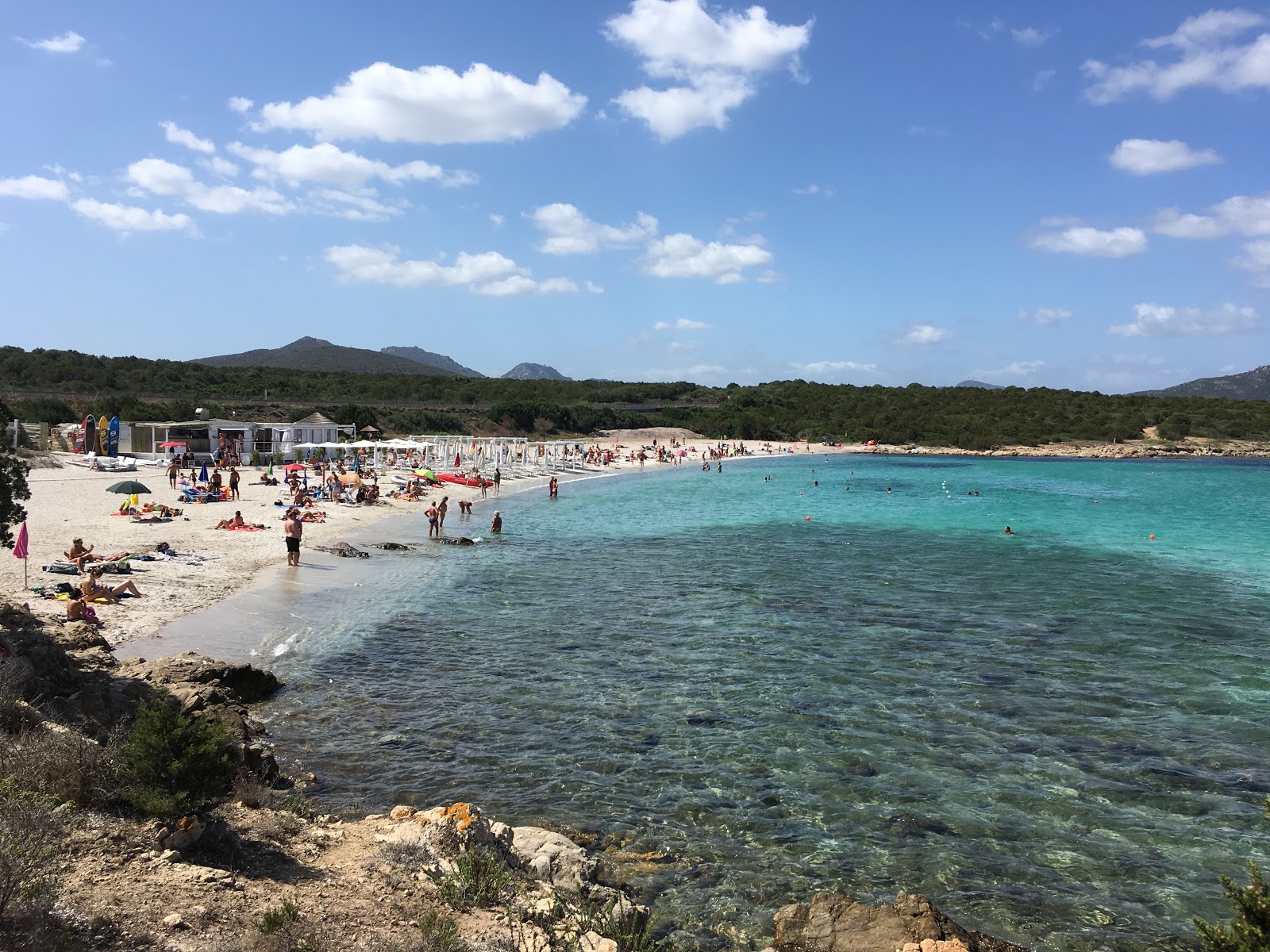 Foto di Spiaggia di Cala Sabina con una superficie del sabbia bianca fine