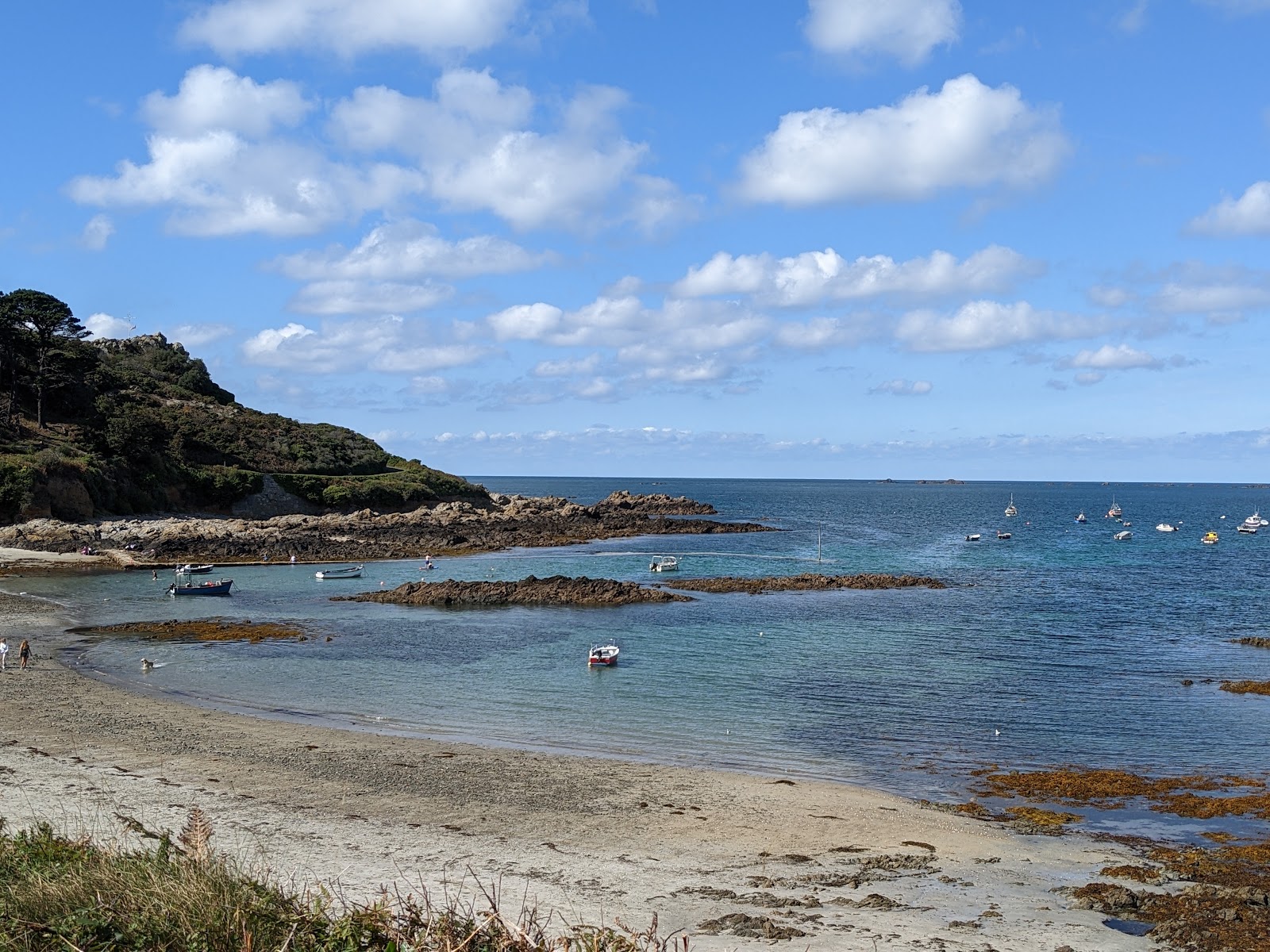 Foto de Portelet Beach Guernsey con playa recta