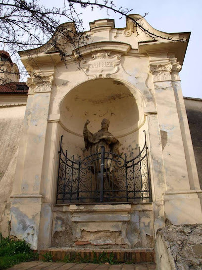 Výklenková kaple se sochou svatého Jana Nepomuckého v Praze-Bubenči v Gotthardské ulici