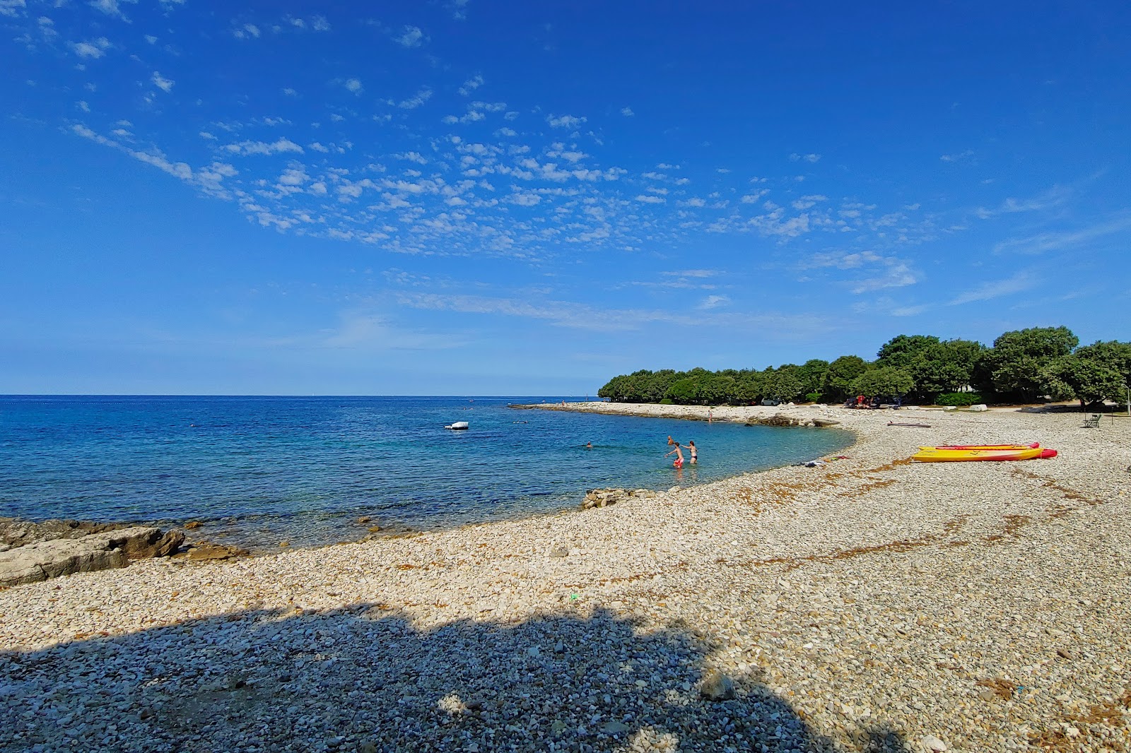 Foto av Mon Perin beach med lätt sten yta