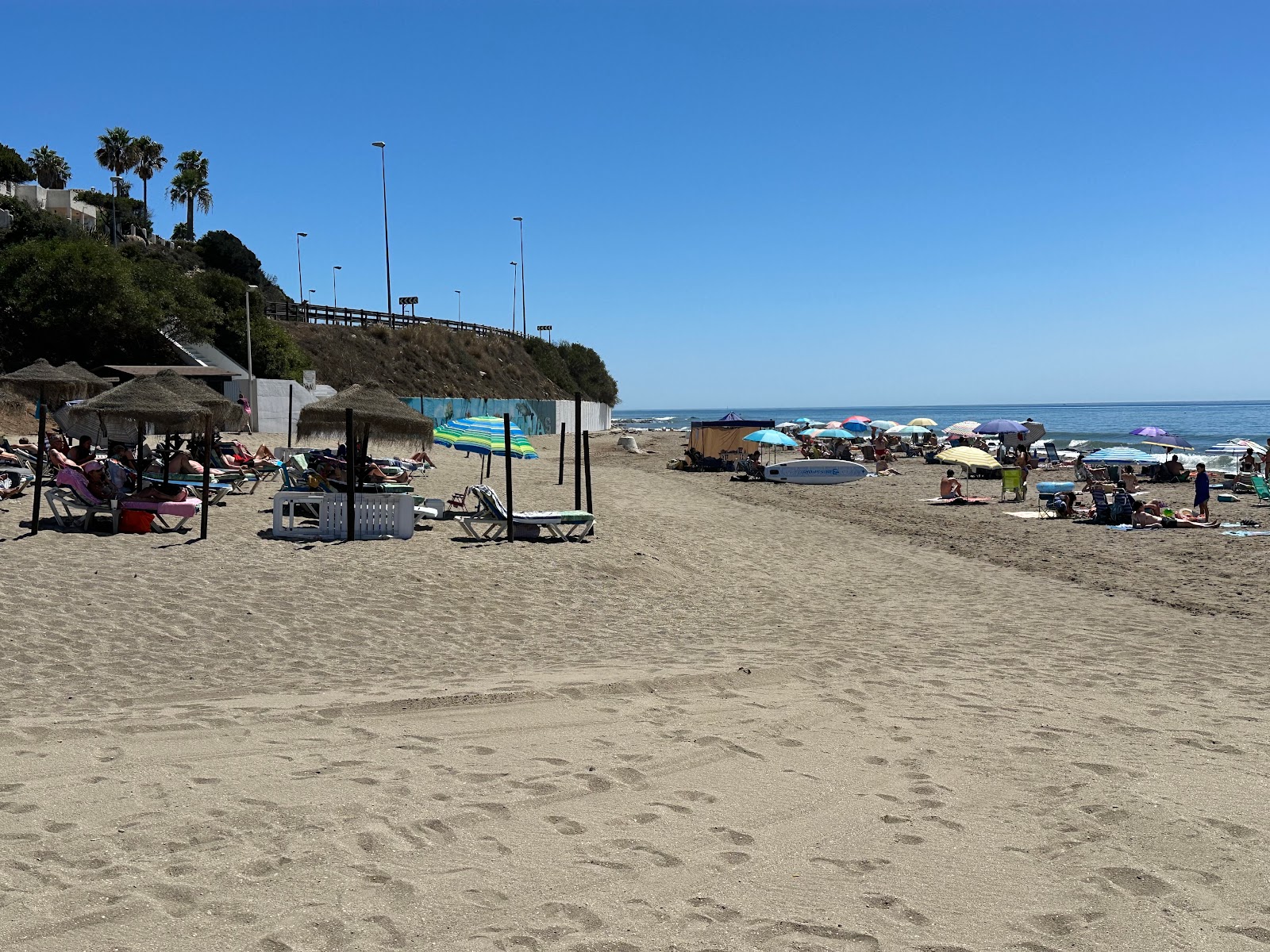 Foto von Playa de las Buganvillas und die siedlung