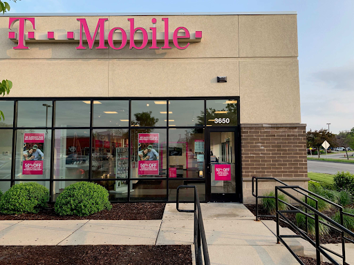 Cell Phone Store «T-Mobile», reviews and photos, 3650 S 27th St, Milwaukee, WI 53221, USA