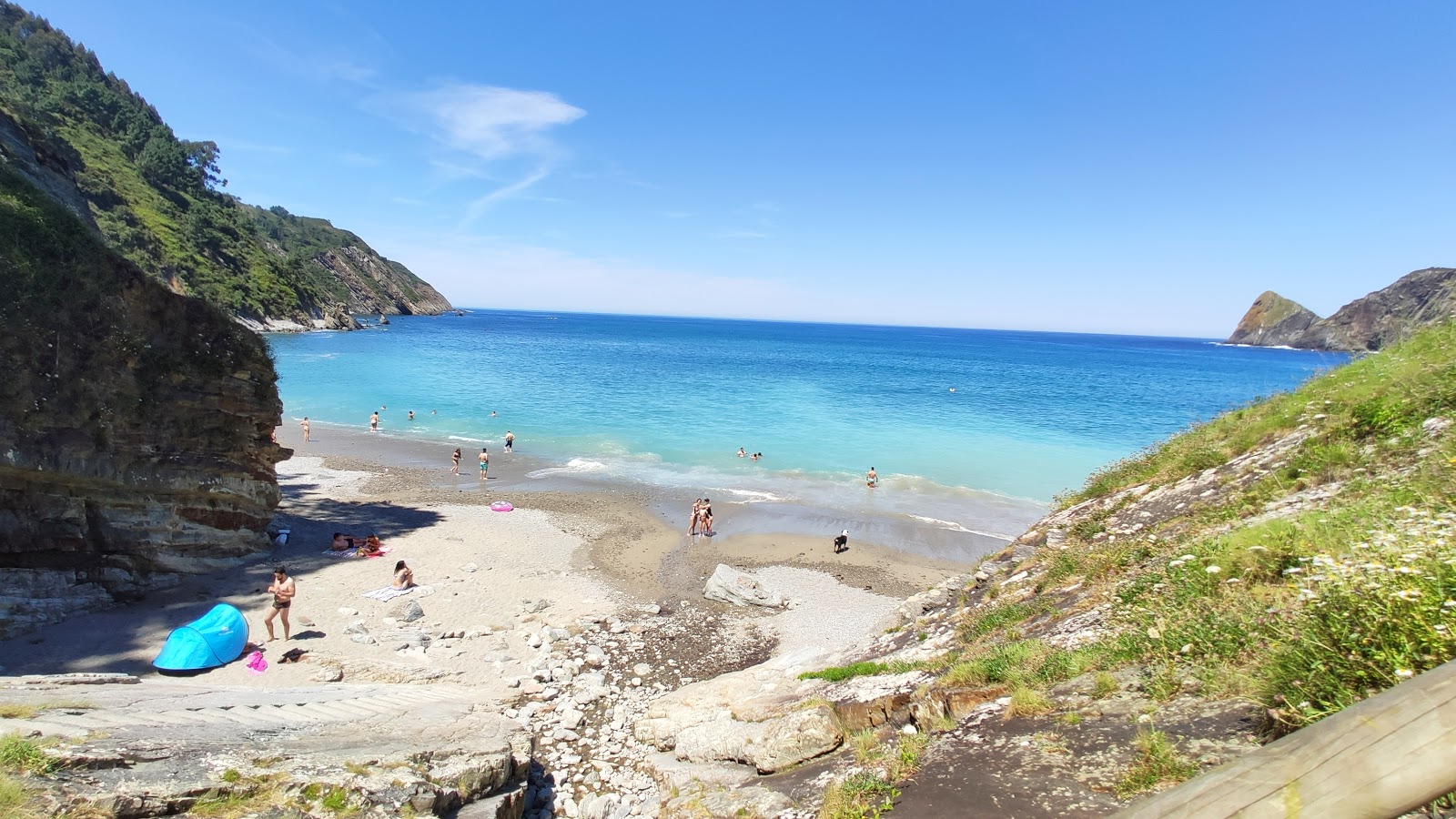 Fotografija Plaža Oleiros z sivi kamenček površino