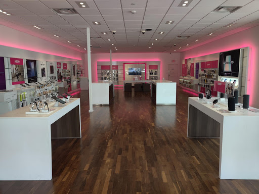 Cell Phone Store «T-Mobile», reviews and photos, 184 Penn Mart Ct #19, New Castle, DE 19720, USA