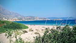 Paralia Vatha'in fotoğrafı uçurumlarla desteklenmiş