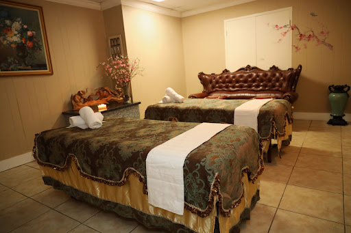 Massage Therapist «Golden Foot Massage & Spa», reviews and photos, 2500 Douglas Rd, Coral Gables, FL 33134, USA