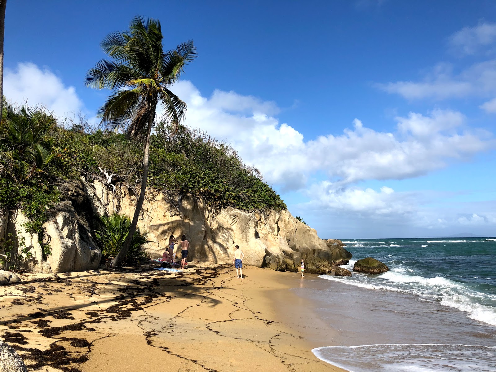 Φωτογραφία του Playa Icacos με φωτεινή άμμος επιφάνεια