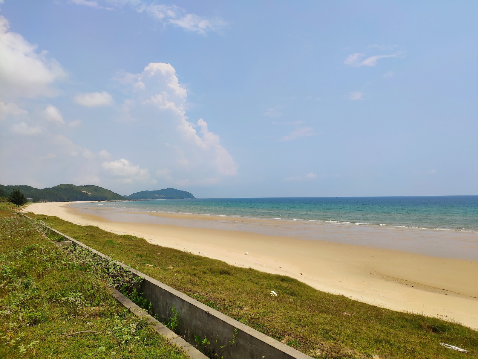 Fotografija Quan Lan Beach II z svetel pesek površino