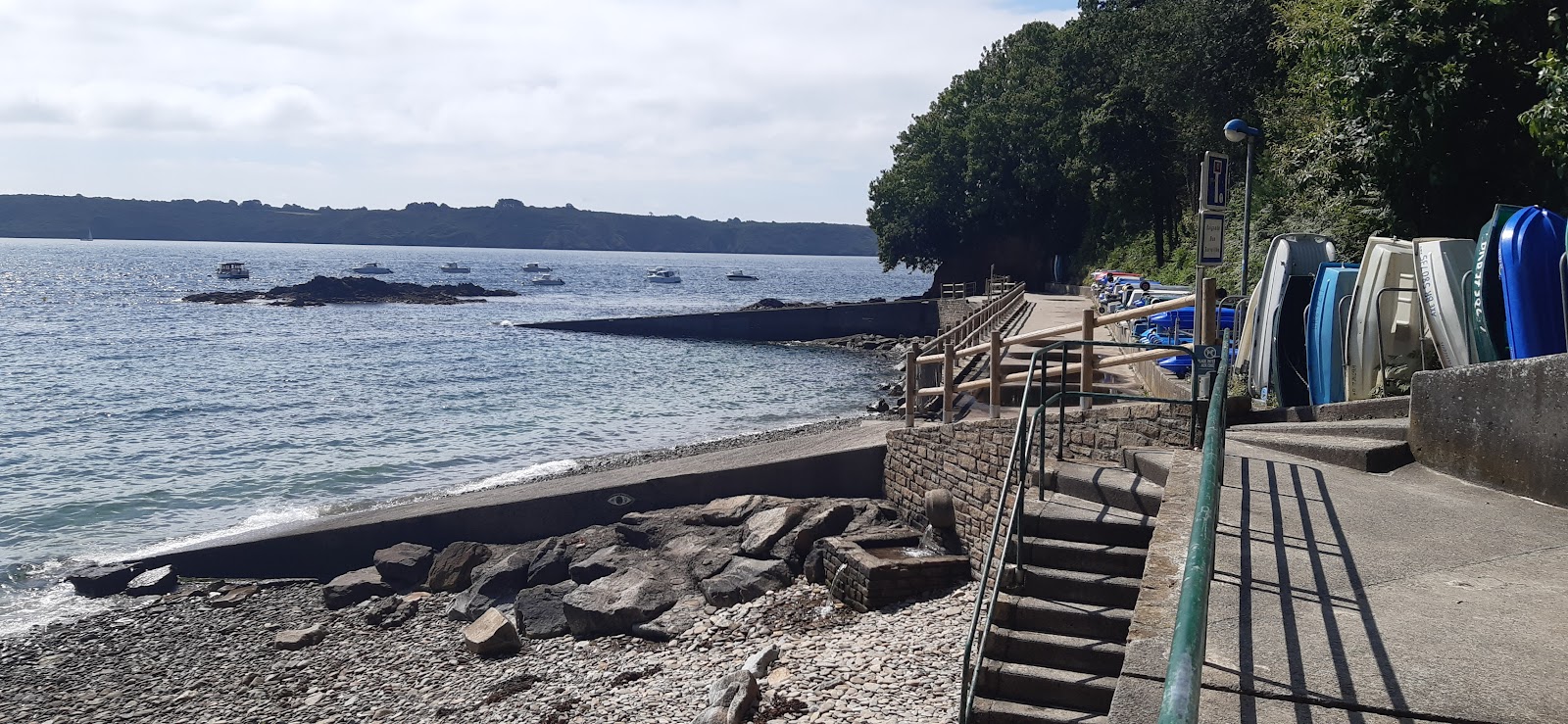Plage du Dellec'in fotoğrafı dağlarla çevrili