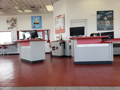 Tire Shop «Discount Tire Store - Romeoville, IL», reviews and photos, 671 N Weber Rd, Romeoville, IL 60446, USA