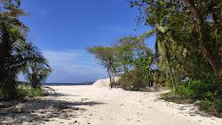 Foto von Miskiyh Magu Beach mit eine gerade küstenlinie