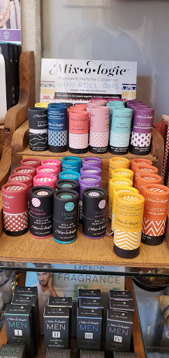 Jewelry Store «Knock Knock Boutique», reviews and photos, 110 W Chocolate Ave, Hershey, PA 17033, USA