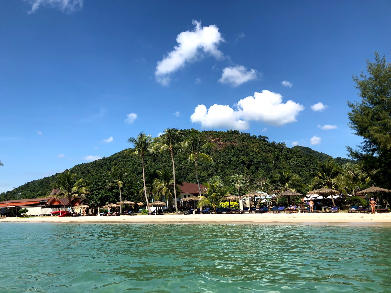 Fotografie cu Klong Prao beach cu o suprafață de apa pură turcoaz