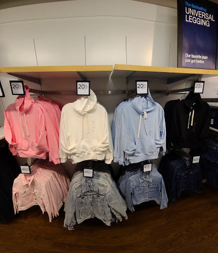 Clothing Store «Gap Outlet», reviews and photos, 423 86th St, Brooklyn, NY 11209, USA