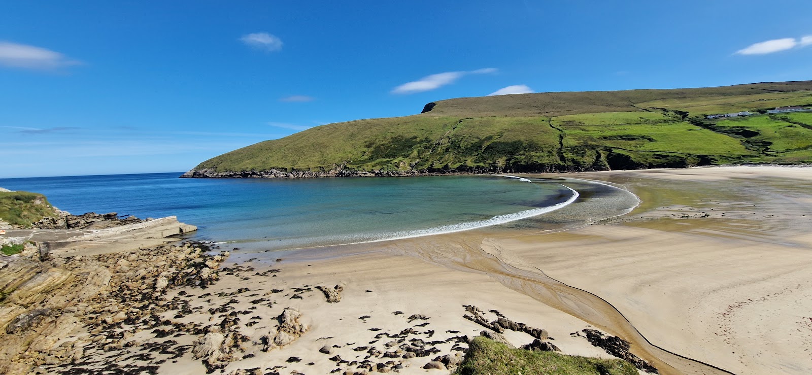 Foto von Portacloy Beach mit beiger sand & kies Oberfläche