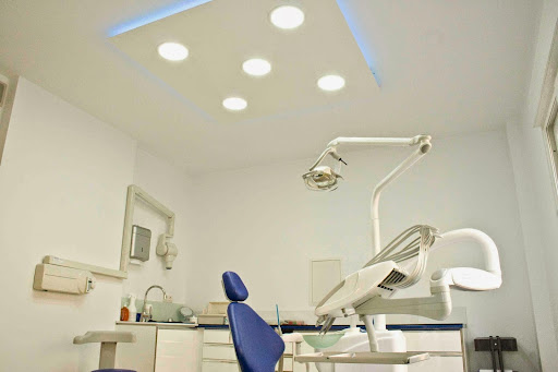 Clinica Dental Mariano Requena - C. San Rafael, 48, 29640 Fuengirola, Málaga