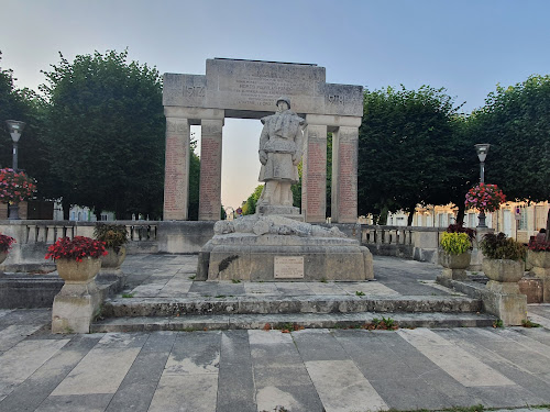 Monument aux morts à Avallon