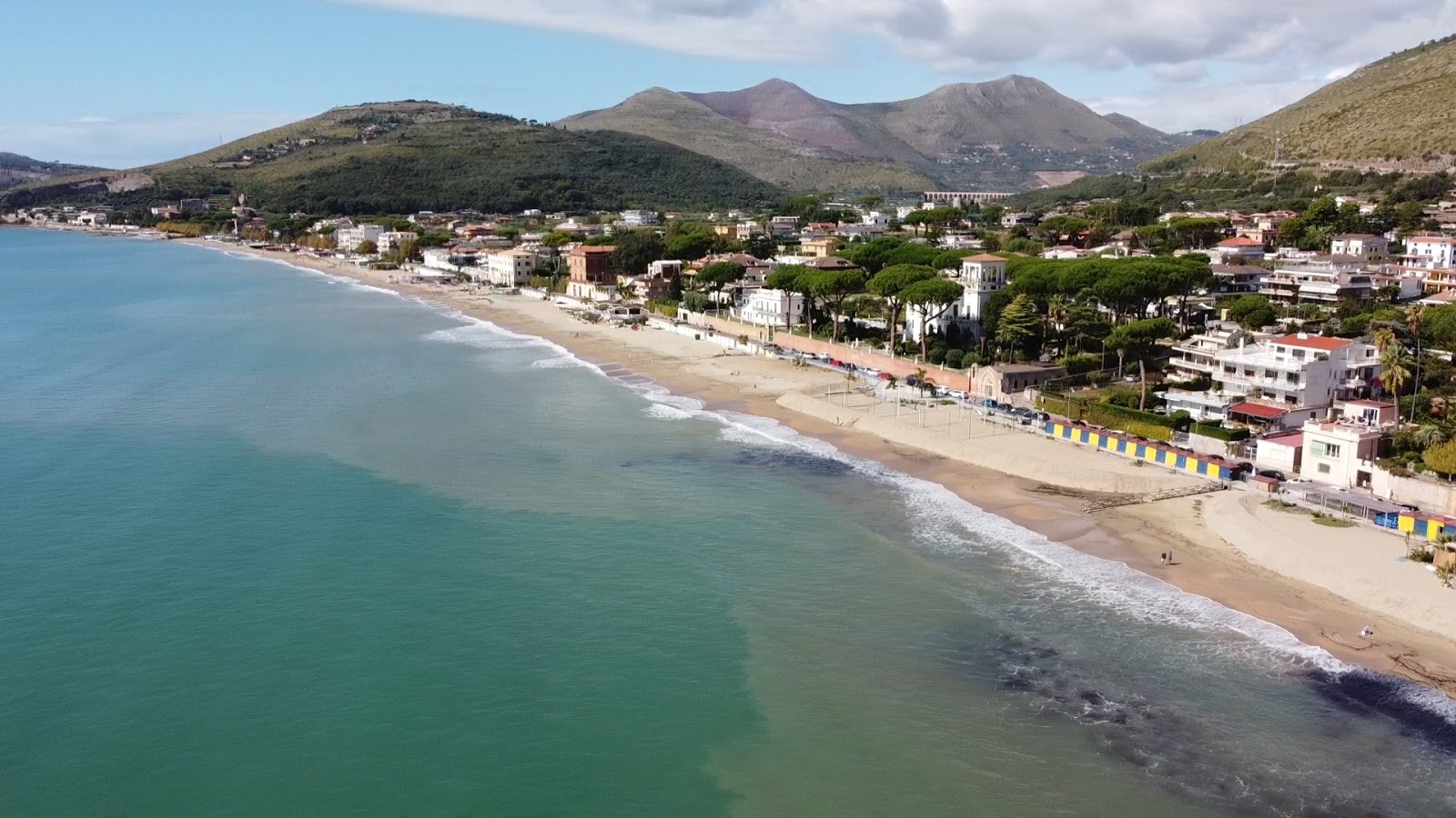 Spiaggia di Vindicio的照片 带有蓝色的水表面