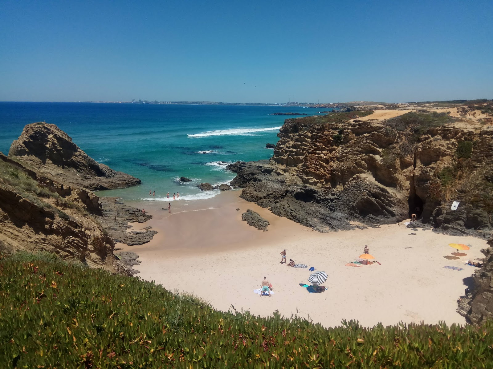 Praia do Banho'in fotoğrafı dağlarla çevrili