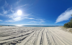 Zdjęcie Minjerribah Camping Beach z powierzchnią turkusowa czysta woda