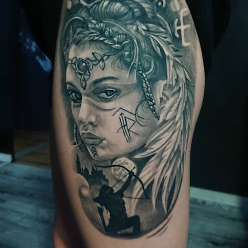 Comentarii opinii despre Lady Rose Tattoo