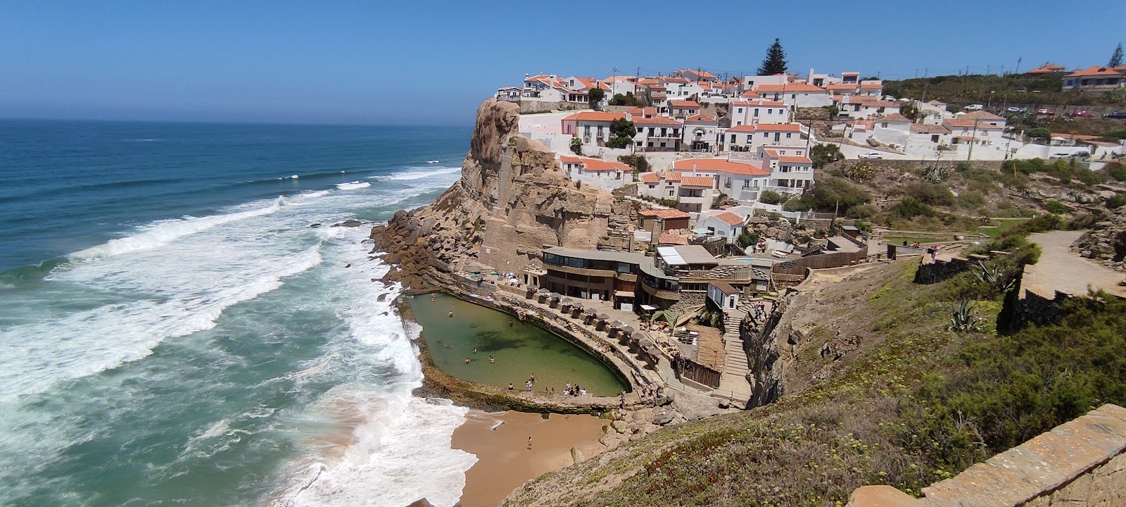 Foto von Praia das Azenhas do Mar mit beiger sand Oberfläche