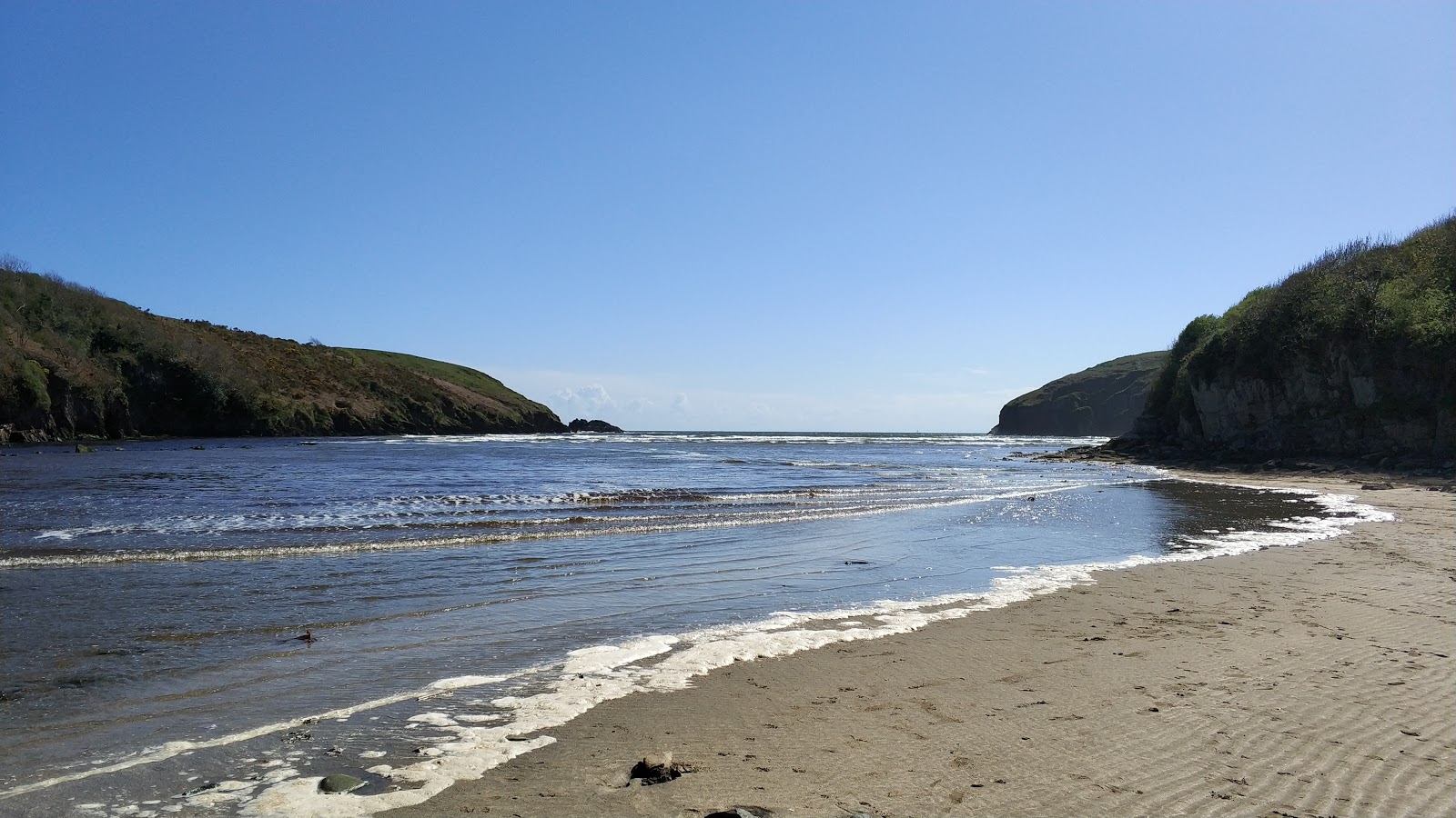 Fotografie cu Stradbally Cove Beach cu o suprafață de apa pură turcoaz