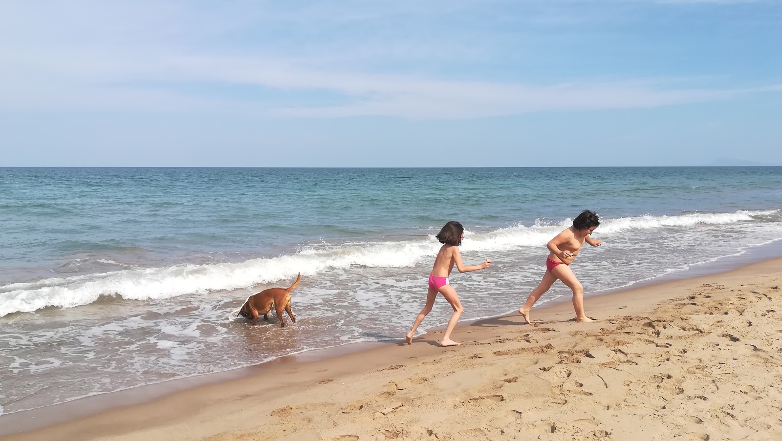 Foto von Platja del Brosquil und die siedlung