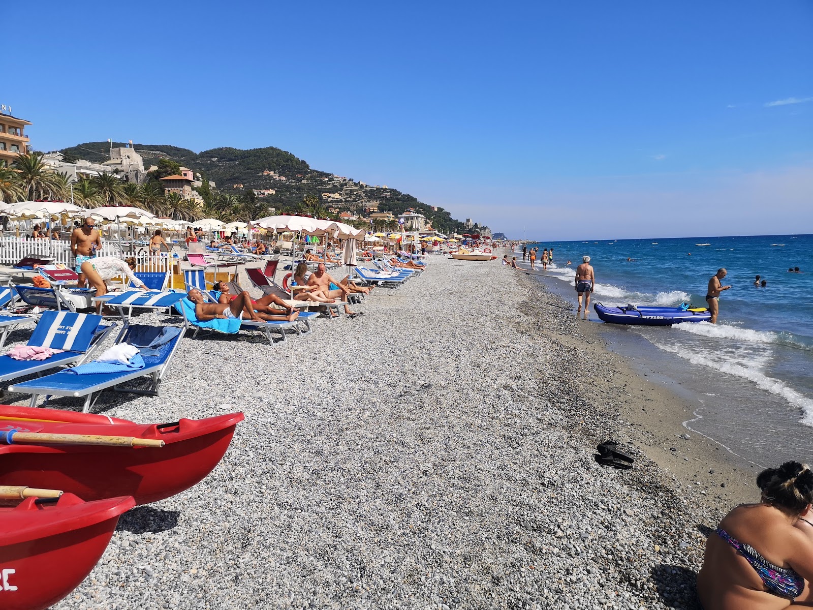 Foto av Spiaggia libera Attrezzata med musta hiekka ja kivi yta