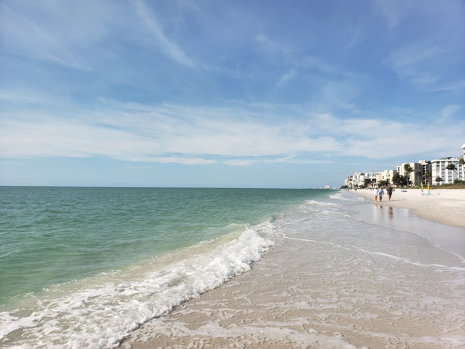 Valokuva Via Miramar beachista. pinnalla valkoinen hiekka:n kanssa