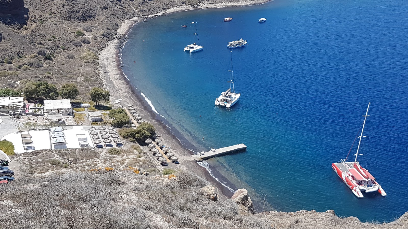 Foto di Paralia Gialos con parzialmente pulito livello di pulizia