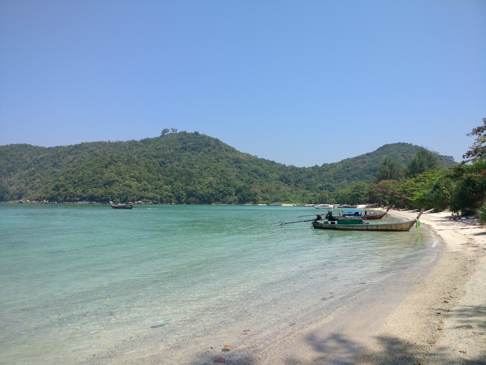 Foto van Loh Lana Bay Beach gelegen in een natuurlijk gebied